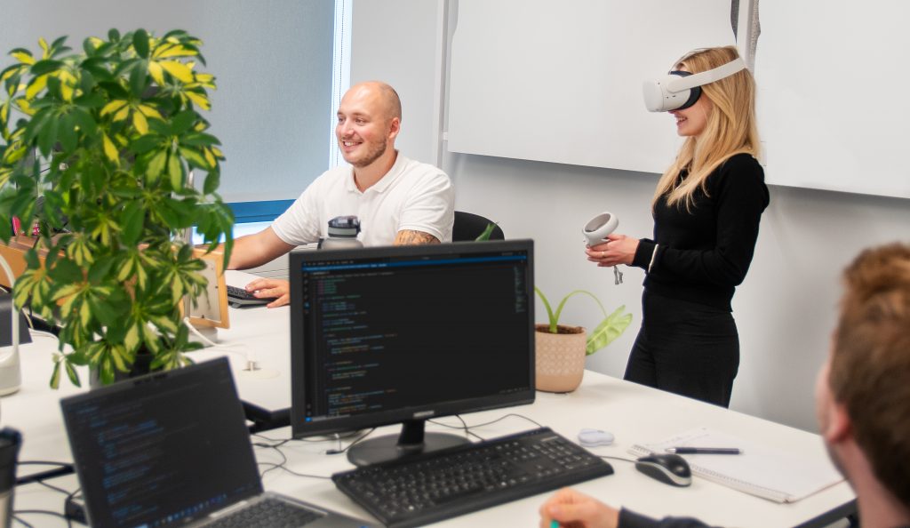 Frau mit VR-Brille in Büro